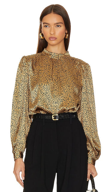 FRAME Shirred Mock Neck Blouse in Beige - FRAME Blouse froncée à col montant en beige - FRAME 米色平行绉缝小高领衬衫 - FRAME Geraffte Bluse mit Stehkragen in Beige - FRAME 셔링 모크넥 블라우스베이지 색상 - Camicetta a collo alto arricciata FRAME in beige