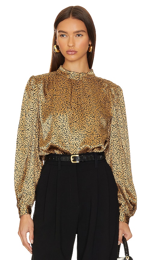 FRAME Shirred Mock Neck Blouse in Beige - FRAME Blouse froncée à col montant en beige - FRAME 米色平行绉缝小高领衬衫 - FRAME Geraffte Bluse mit Stehkragen in Beige - FRAME 셔링 모크넥 블라우스베이지 색상 - Camicetta a collo alto arricciata FRAME in beige