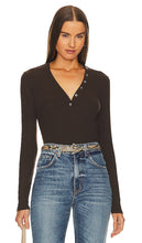 FRAME Slinky Rib Henley in Brown - FRAME Slinky Rib Henley en marron - 棕色框架紧身罗纹亨利衫 - FRAME Slinky Rib Henley in Braun - FRAME 슬링키 립 헨리 브라운 색상 - STRUTTURA Henley a coste Slinky in marrone