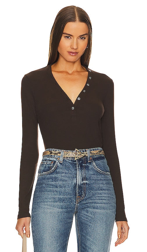 FRAME Slinky Rib Henley in Brown - FRAME Slinky Rib Henley en marron - 棕色框架紧身罗纹亨利衫 - FRAME Slinky Rib Henley in Braun - FRAME 슬링키 립 헨리 브라운 색상 - STRUTTURA Henley a coste Slinky in marrone