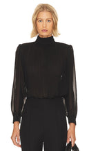 FRAME Strong Shoulder Pleated Blouse in Black - FRAME Blouse plissée à épaules fortes en noir - FRAME 黑色强肩褶裥衬衫 - FRAME Plissierte Bluse mit starker Schulterpartie in Schwarz - FRAME 스트롱 숄더 플리츠 블라우스 블랙 색상 - FRAME Camicetta plissettata con spalle robuste in nero