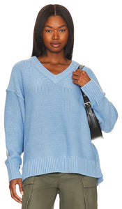 Free People Alli V-neck Sweater in Baby Blue - Free People - Alli - Pull à col en V - Bleu bébé - Free People Alli 淡蓝色 V 领毛衣 - Free People Alli Pullover mit V-Ausschnitt in Babyblau - Free People Alli 브이넥 스웨터베이비 블루 색상 - Maglione con scollo a V Free People Alli in celeste