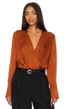 Favorite Daughter Date Blouse in Burnt Orange - Blouse de date de fille préférée en orange brûlé - 最喜欢的女儿约会衬衫，焦橙色 - Favourite Daughter Date-Bluse in gebranntem Orange - Favourite Daughter 데이트 블라우스 in Burnt Orange - Camicetta per l'appuntamento della figlia preferita in arancione bruciato