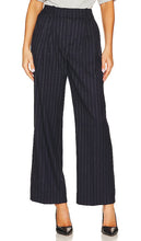 Favorite Daughter The Favorite Pant Shortie in Navy - Favorite Daughter Le shorty pantalon préféré en bleu marine - 最喜欢的女儿 最喜欢的海军蓝短裤 - Favourite Daughter Der Favourite Pant Shortie in Marineblau - 가장 좋아하는 딸, 가장 좋아하는 네이비 팬츠 쇼티 - Figlia preferita I pantaloni corti preferiti in blu scuro