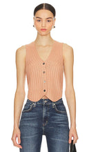 Favorite Daughter The Knit Favorite Vest in Tan - Fille préférée Le gilet préféré en tricot en beige - 最喜欢的女儿最喜欢的棕褐色针织背心 - Lieblingstochter Die gestrickte Lieblingsweste in Hellbraun - Favorite Daughter The Knit 페이보릿 조끼 in Tan - Figlia preferita Il gilet preferito lavorato a maglia in marrone chiaro