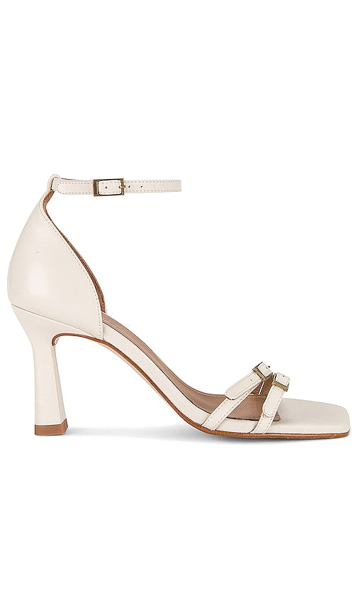 Flattered Ruby Sandal in Ivory - Sandale Ruby flattée en ivoire - 象牙色讨人喜欢的红宝石凉鞋 - Schmeichelhafte Ruby-Sandale in Elfenbein - 플래터드 루비 샌들 아이보리 색상 - Sandalo rubino lusingato in avorio