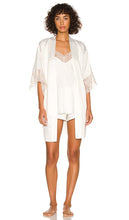 Flora Nikrooz Charmeuse Robe in Ivory - Flora Nikrooz Charmeuse Peignoir en Ivoire - Flora Nikrooz 象牙色查米尤斯绸缎长袍 - Flora Nikrooz Charmeuse Robe in Elfenbein - Flora Nikrooz 샤르뫼즈 로브 - Abito Flora Nikrooz Charmeuse in avorio