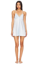 Flora Nikrooz Kylie Charmeuse Chemise in Baby Blue - Flora Nikrooz Kylie Charmeuse Chemise en Bleu Bébé - Flora Nikrooz Kylie 淡蓝色查米尤斯绸缎衬裙 - Flora Nikrooz Kylie Charmeuse Chemise in Babyblau - Flora Nikrooz Kylie Charmeuse 슈미즈 베이비 블루 색상 - Flora Nikrooz Kylie Charmeuse Chemise in baby blue