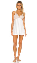 Flora Nikrooz Rosa Charmeuse Chemise in Ivory - Flora Nikrooz Rosa Charmeuse Chemise en Ivoire - Flora Nikrooz Rosa 象牙色查米尤斯绸缎衬裙 - Flora Nikrooz Rosa Charmeuse Chemise in Elfenbein - Flora Nikrooz Rosa Charmeuse 슈미즈 아이보리 색상 - Flora Nikrooz Rosa Charmeuse Chemise in avorio