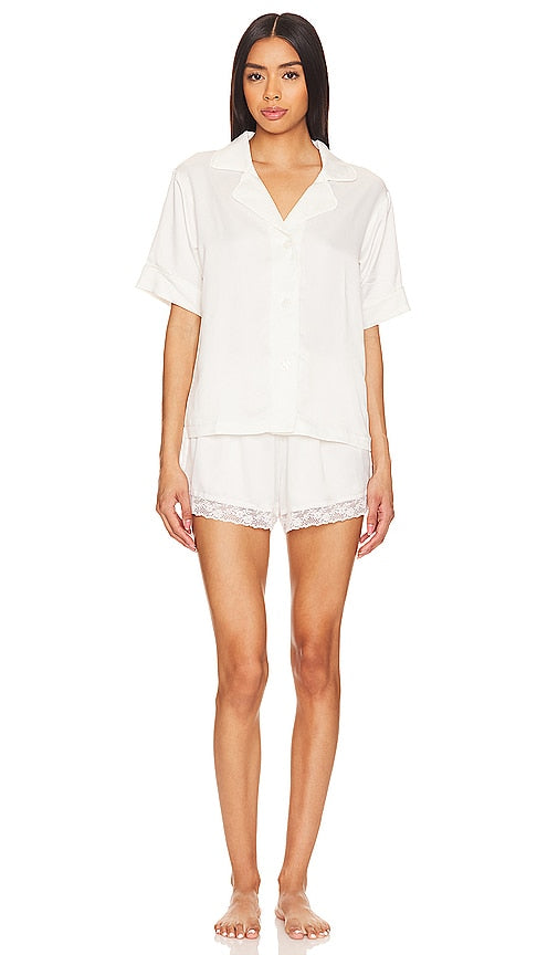 Flora Nikrooz Selena Charmeuse Notch Pajama Set in Ivory - Flora Nikrooz - Ensemble de pyjama à encoche Selena Charmeuse en ivoire - Flora Nikrooz Selena 象牙色查米尤斯绸缎缺角睡衣套装 - Flora Nikrooz Selena Charmeuse Notch Pyjama-Set in Elfenbein - Flora Nikrooz 셀레나 샤르뫼즈 노치 파자마 세트 - Flora Nikrooz Selena Charmeuse Notch Pigiama in avorio
