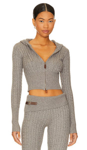 Frankies Bikinis Aimee Cable Knit Hoodie in Grey - Frankies Bikinis - Aimee - Sweat à capuche en maille torsadée - Gris - Frankies Bikinis Aimee 灰色绞花针织连帽衫 - Frankies Bikinis Aimee Kapuzenpullover mit Zopfmuster in Grau - Frankies bikinis Aimee 케이블 니트 후디 그레이 색상 - Felpa con cappuccio in maglia a trecce Frankies Bikinis Aimee in grigio