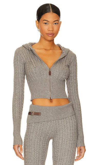 Frankies Bikinis Aimee Cable Knit Hoodie in Grey - Frankies Bikinis - Aimee - Sweat à capuche en maille torsadée - Gris - Frankies Bikinis Aimee 灰色绞花针织连帽衫 - Frankies Bikinis Aimee Kapuzenpullover mit Zopfmuster in Grau - Frankies bikinis Aimee 케이블 니트 후디 그레이 색상 - Felpa con cappuccio in maglia a trecce Frankies Bikinis Aimee in grigio