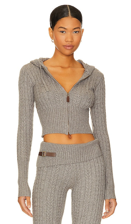 Frankies Bikinis Aimee Cable Knit Hoodie in Grey - Frankies Bikinis - Aimee - Sweat à capuche en maille torsadée - Gris - Frankies Bikinis Aimee 灰色绞花针织连帽衫 - Frankies Bikinis Aimee Kapuzenpullover mit Zopfmuster in Grau - Frankies bikinis Aimee 케이블 니트 후디 그레이 색상 - Felpa con cappuccio in maglia a trecce Frankies Bikinis Aimee in grigio