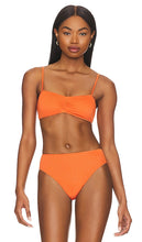 Frankies Bikinis Cleo Plisse Bikini Top in Burnt Orange - Frankies Bikinis - Haut de bikini plissé Cleo - Orange brûlé - Frankies 比基尼 Cleo Plisse 焦橙色比基尼上衣 - Frankies Bikinis Cleo Plissee-Bikinioberteil in gebranntem Orange - Frankies bikinis 클레오 플리스 비키니 탑 - Top bikini Frankies Bikinis Cleo Plisse in arancione bruciato
