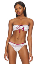 Frankies Bikinis Meredith Bandeau Top in Red - Frankies Bikinis - Meredith - Haut bandeau rouge - Frankies 比基尼 Meredith 红色抹胸上衣 - Frankies Bikinis Meredith Bandeau-Oberteil in Rot - Frankies bikinis 메러디스 반도 탑 - Top a fascia Meredith del bikini Frankies in rosso