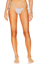 Frankies Bikinis Tia Bikini Bottom in Baby Blue - Frankies Bikinis - Bas de bikini Tia en bleu bébé - Frankies 比基尼 Tia 淡蓝色比基尼下裤 - Frankies Bikinis Tia Bikinihose in Babyblau - Frankies bikinis TIA 비키니 하의 베이비 블루 색상 - Parte inferiore del bikini Frankies Bikinis Tia in celeste