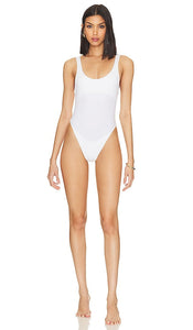 Frankies Bikinis X Pamela Anderson Pamela One Piece in White - Frankies Bikinis X Pamela Anderson Une pièce Pamela en blanc - Frankies 比基尼 X Pamela Anderson Pamela 一件白色比基尼 - Frankies Bikinis X Pamela Anderson Pamela Einteiler in Weiß - Frankies bikinis X Pamela Anderson 파멜라 원피스 화이트 색상 - Frankies Bikini X Pamela Anderson Pamela Costume intero in bianco