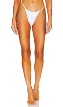 Frankies Bikinis X Sydney Sweeney Spice Ruffle Bottom in White - Frankies Bikinis X Sydney Sweeney Spice - Bas à volants - Blanc - Frankies 比基尼 X Sydney Sweeney Spice 白色荷叶边底裤 - Frankies Bikinis X Sydney Sweeney Spice Rüschenunterteil in Weiß - Frankies bikinis X Sydney Sweeney 스파이스 러플 하의 화이트 색상 - Frankies Bikini X Sydney Sweeney Spice Fondo con volant in bianco