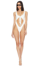 Frankies Bikinis x Pamela Anderson Carbon One Piece in White - Frankies Bikinis x Pamela Anderson - Une pièce en carbone - Blanc - Frankies 比基尼 x Pamela Anderson 碳纤维白色连体衣 - Frankies Bikinis x Pamela Anderson Carbon Einteiler in Weiß - Frankies bikinis x Pamela Anderson 카본 원피스 화이트 색상 - Frankies Bikini x Pamela Anderson Costume intero in carbonio in bianco