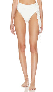 Frankies Bikinis x Pamela Anderson Gaia Bikini Bottom in White - Frankies Bikinis x Pamela Anderson - Bas de bikini Gaia en blanc - Frankies 比基尼 x Pamela Anderson Gaia 白色比基尼泳裤 - Frankies Bikinis x Pamela Anderson Gaia Bikinihose in Weiß - Frankies bikinis x Pamela Anderson Gaia 비키니 하의 화이트 색상 - Parte inferiore del bikini Frankies Bikinis x Pamela Anderson Gaia in bianco