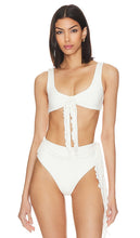 Frankies Bikinis x Pamela Anderson Gaia Bikini Top in White - Frankies Bikinis x Pamela Anderson - Haut de bikini Gaia en blanc - Frankies Bikinis x Pamela Anderson Gaia 白色比基尼上衣 - Frankies Bikinis x Pamela Anderson Gaia Bikinioberteil in Weiß - Frankies bikinis x Pamela Anderson 가이아 비키니 탑 화이트 색상 - Top bikini Frankies Bikinis x Pamela Anderson Gaia in bianco