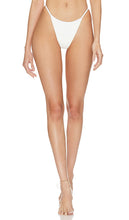Frankies Bikinis x Pamela Anderson Zeus Bikini Bottom in White - Frankies Bikinis x Pamela Anderson - Bas de bikini Zeus en blanc - Frankies 比基尼 x Pamela Anderson Zeus 白色比基尼泳裤 - Frankies Bikinis x Pamela Anderson Zeus Bikinihose in Weiß - Frankies bikinis x Pamela Anderson Zeus 비키니 하의 화이트 색상 - Parte inferiore del bikini Zeus di Frankies Bikini x Pamela Anderson in bianco
