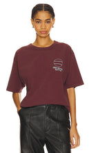 Free & Easy Connection Premium Short Sleeve Tee in Burgundy - T-shirt à manches courtes Premium Free & Easy Connection en bordeaux - Free & Easy Connection 酒红色高级短袖 T 恤 - Free & Easy Connection Premium Kurzarm-T-Shirt in Burgunderrot - Free & Easy Connection 프리미엄 반팔 티셔츠 - Maglietta premium a maniche corte Free & Easy Connection in Borgogna