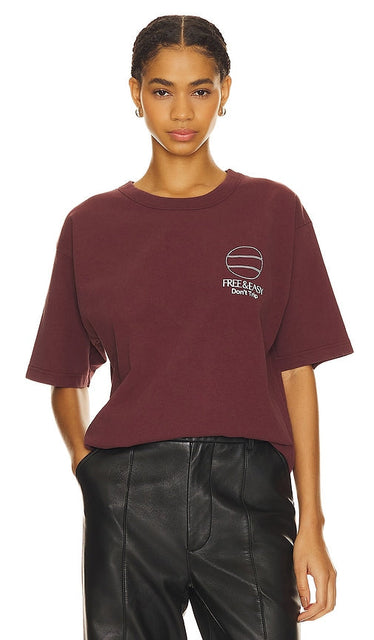 Free & Easy Connection Premium Short Sleeve Tee in Burgundy - T-shirt à manches courtes Premium Free & Easy Connection en bordeaux - Free & Easy Connection 酒红色高级短袖 T 恤 - Free & Easy Connection Premium Kurzarm-T-Shirt in Burgunderrot - Free & Easy Connection 프리미엄 반팔 티셔츠 - Maglietta premium a maniche corte Free & Easy Connection in Borgogna