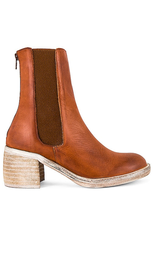 Free People Essential Chelsea Boot in Brown - Free People - Bottines Chelsea Essential - Marron - Free People Essential 棕色切尔西靴 - Free People Essential Chelsea-Stiefel in Braun - Free People 에센셜 첼시 부츠 브라운 색상 - Stivaletto Chelsea Essential di Free People in marrone