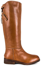 Free People Everly Equestrian Boot in Brown - Free People - Everly - Botte d'équitation marron - Free People Everly 棕色马术靴 - Free People Everly Reitstiefel in Braun - Free People Everly 이퀘스트리안 부츠 브라운 색상 - Stivale equestre Free People Everly in marrone