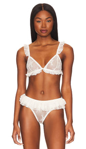 Free People Feeling Frilly Triangle Bralette in Ivory - Free People - Feeling - Brassière triangle à froufrous - Ivoire - Free People Feeling 象牙色褶边三角文胸 - Free People – Feeling – Triangel-Bralette mit Rüschen in Elfenbein - Free People Feeling 아이보리 프릴 트라이앵글 브라렛 - Bralette a triangolo con fronzoli per persone libere in avorio