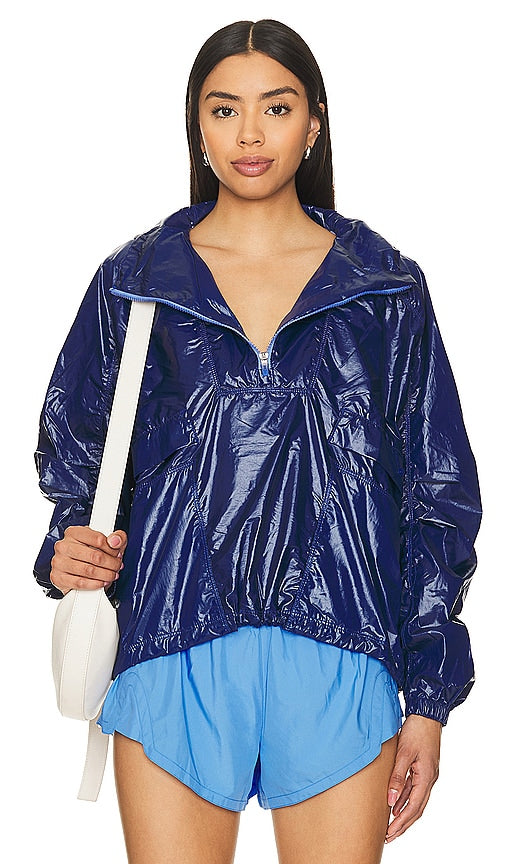 Free People X FP Movement Spring Showers Packable Solid Jacket in Blue - Free People X FP Movement Spring Showers - Veste unie pliable - Bleu - Free People X FP Movement Spring Showers 可折叠纯色蓝色夹克 - Free People X FP Movement Spring Showers Packbare, solide Jacke in Blau - Free People X FP Movement 스프링 샤워 패커블 솔리드 재킷 블루 색상 - Giacca solida ripiegabile Free People X FP Movement Spring Showers in blu