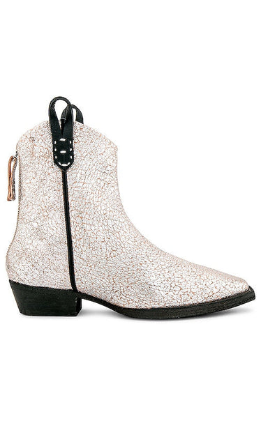 Free People X We The Free Wesley Ankle Boot in Metallic Silver - Free People X We The Free Wesley - Bottines - Argent métallisé - Free People X We The Free Wesley 金属银踝靴 - Free People X We The Free Wesley Stiefeletten in Metallic-Silber - Free People X We The Free 웨슬리 앵클 부츠 메탈릭 실버 소재 - Free People X We Lo stivaletto Free Wesley in argento metallizzato