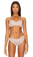 Free People x Intimately FP Maya Convertible Underwire Bra in Blush - Free People x Intimately FP Maya - Soutien-gorge convertible à armatures - Blush - Free People x Intimately FP Maya 多种穿法钢托文胸（腮红） - Free People x Intimately FP Maya Wandelbarer Bügel-BH in Blush - Free People x Intimately FP 마야 컨버터블 언더와이어 브라 (블러쉬) - Reggiseno convertibile con ferretto Free People x Intimately FP Maya color cipria