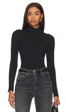 Free People x Intimately FP Xyz Recycled Turtleneck Bodysuit In Black in Black - Free People x Intimately FP Xyz - Body à col roulé recyclé - Noir en Noir - Free People x Intimately FP Xyz 黑色再生高领连体衣 - Free People x Intimately FP Xyz Rollkragen-Body aus recyceltem Material in Schwarz in Schwarz - Free People x Intimately FP Xyz 블랙 컬러의 재활용 터틀넥 바디수트 - Body a collo alto riciclato Free People x Intimately FP Xyz in nero in nero