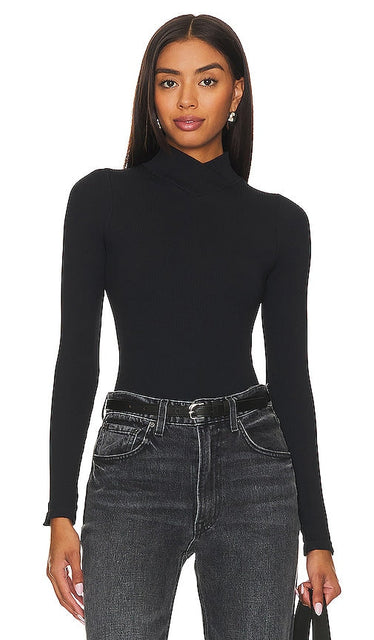 Free People x Intimately FP Xyz Recycled Turtleneck Bodysuit In Black in Black - Free People x Intimately FP Xyz - Body à col roulé recyclé - Noir en Noir - Free People x Intimately FP Xyz 黑色再生高领连体衣 - Free People x Intimately FP Xyz Rollkragen-Body aus recyceltem Material in Schwarz in Schwarz - Free People x Intimately FP Xyz 블랙 컬러의 재활용 터틀넥 바디수트 - Body a collo alto riciclato Free People x Intimately FP Xyz in nero in nero