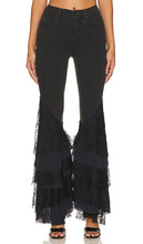 Free People x REVOLVE Mystique Lace Flare in Black - Free People x REVOLVE Mystique Lace Flare en Noir - Free People x REVOLVE Mystique 黑色蕾丝喇叭花 - Free People x REVOLVE Mystique Lace Flare in Schwarz - Free People x REVOLVE 미스틱 레이스 플레어 블랙 색상 - Free People x REVOLVE Mystique Lace Flare in nero