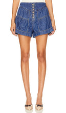 Free People x We The Free Fleur Denim Short In True Blue in Blue - Free People x We The Free Fleur - Short en jean - Bleu véritable en Bleu - Free People x We The Free Fleur 蓝色牛仔短裤 - Free People x We The Free Fleur Jeansshorts in True Blue in Blau - Free People x We The Free Fleur 데님 쇼츠 인 트루 블루 컬러 - Free People x We I pantaloncini di jeans Free Fleur in vero blu in blu