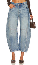 Free People x We The Free Good Luck Mid Rise Barrel in Denim-Medium - Free People x We The Free Good Luck Baril taille moyenne en denim-Medium - Free People x We The Free Good Luck 中腰牛仔布桶装 - Free People x We The Free Good Luck Mid Rise Barrel in Denim-Medium - Free People x We The Free Good Luck 미드 라이즈 배럴 데님 미디엄 - Free People x We The Free Good Luck Barile a vita media in denim medio