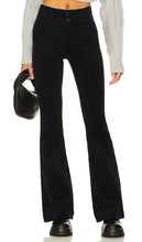 Free People x We The Free Jayde Cord Flare Pant in Black - Free People x We The Free - Jayde - Pantalon évasé en velours côtelé - Noir - Free People x We The Free Jayde 黑色绳索喇叭裤 - Free People x We The Free Jayde Cord Flare Hose in Schwarz - Free People x We The Free 제이드 코드 플레어 팬츠 - Free People x We I pantaloni svasati Free Jayde Cord in nero