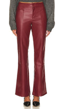 Free People x We The Free Uptown High Rise Faux Leather Pant in Burgundy - Free People x We The Free Uptown - Pantalon taille haute en similicuir - Bordeaux - Free People x We 勃艮第 Free Uptown 高腰人造皮长裤 - Free People x We The Free Uptown High Rise Kunstlederhose in Burgunderrot - Free People x We The Free Uptown 하이라이즈 인조 가죽 팬츠 - Free People x We I pantaloni in ecopelle a vita alta Free Uptown in Borgogna