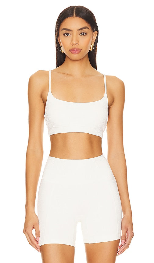 GIGI C Emery Sports Bra in White - Soutien-gorge de sport GIGI C Emery en blanc - GIGI C Emery 白色运动文胸 - GIGI C Emery Sport-BH in Weiß - GIGI C 에머리 스포츠 브라 화이트 색상 - Reggiseno sportivo GIGI C Emery in bianco