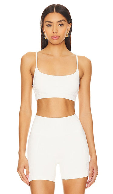 GIGI C Emery Sports Bra in White - Soutien-gorge de sport GIGI C Emery en blanc - GIGI C Emery 白色运动文胸 - GIGI C Emery Sport-BH in Weiß - GIGI C 에머리 스포츠 브라 화이트 색상 - Reggiseno sportivo GIGI C Emery in bianco