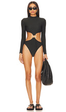 GIGI C Jordan Surfsuit in Black - Combinaison de surf GIGI C Jordan en noir - GIGI C Jordan 黑色冲浪衣 - GIGI C Jordan Surfanzug in Schwarz - GIGI C 조던 서프수트 블랙 색상 - Tuta da surf GIGI C Jordan in nero