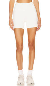 GIGI C Mila Short in White - Short GIGI C Mila en blanc - GIGI C Mila 白色短裤 - GIGI C Mila Short in Weiß - GIGI C Mila 쇼츠 화이트 색상 - Pantaloncini GIGI C Mila in bianco