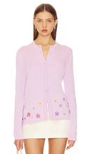 GOGO Sweaters Flower Cardigan in Lavender - GOGO Sweaters Cardigan fleuri en lavande - GOGO 毛衣 薰衣草花开衫 - GOGO Sweaters Blumen-Cardigan in Lavendel - GOGO 스웨터 플라워 가디건 라벤더 색상 - GOGO Maglioni Cardigan a fiori in lavanda