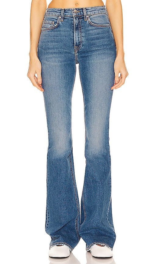 GRLFRND Carine High Rise Flare in Blue - GRLFRND Carine - Pantalon évasé taille haute en bleu - GRLFRND Carine 蓝色高腰喇叭形喇叭形 - GRLFRND Carine High Rise Flare in Blau - GRLFRND Carine 하이 라이즈 플레어 블루 색상 - GRLFRND Carine svasata a vita alta in blu