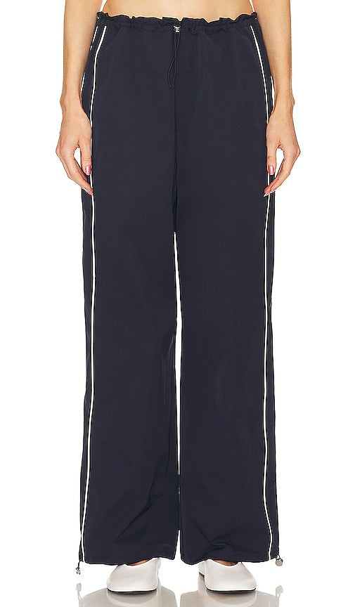 GRLFRND Cinched Waist Wide Leg Pant in Navy - GRLFRND Pantalon large à taille cintrée en bleu marine - GRLFRND 海军蓝收腰阔腿裤 - GRLFRND Hose mit schmaler Taille und weitem Bein in Marineblau - GRLFRND 신치드 웨이스트 와이드 레그 팬츠 네이비 색상 - GRLFRND Pantaloni a gamba larga con vita stretta in blu scuro