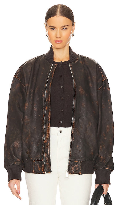 GRLFRND Distressed Leather Oversized Bomber in Brown - GRLFRND Bomber surdimensionné en cuir vieilli en marron - GRLFRND 棕色仿旧皮革超大飞行员夹克 - GRLFRND Übergroße Bomberjacke aus Distressed-Leder in Braun - GRLFRND 디스트레스드 레더 오버사이즈 봄버 브라운 색상 - Bomber oversize in pelle invecchiata GRLFRND in marrone