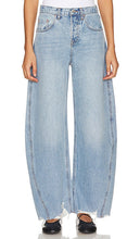 GRLFRND Paola Barrel Leg Jean in Blue - GRLFRND Paola - Jean à jambe cylindrique en bleu - GRLFRND Paola 蓝色桶形牛仔裤 - GRLFRND Paola Barrel Leg Jeans in Blau - GRLFRND Paola 배럴 레그 진 블루 색상 - GRLFRND Jeans Paola con gamba a botte in blu
